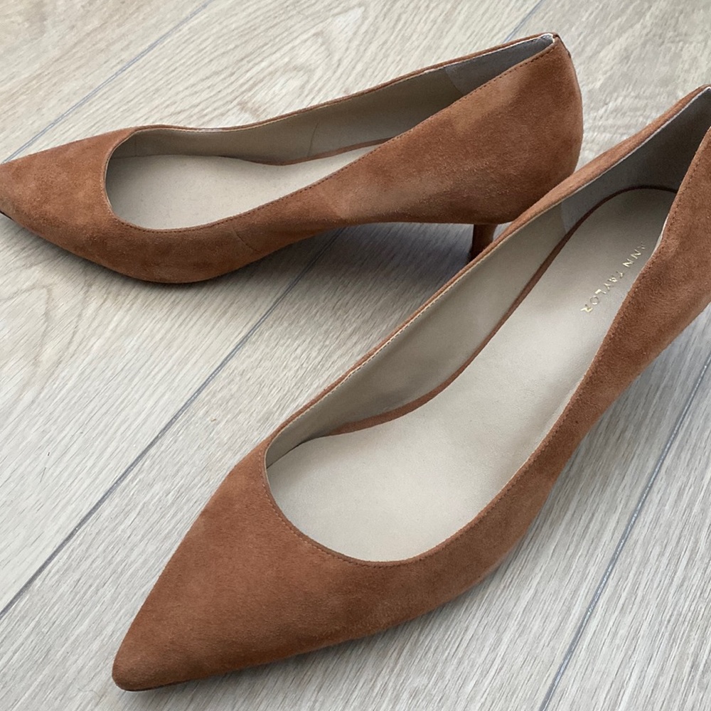 Ann Taylor Kitten Heels Tan Suede in Sz 9.5